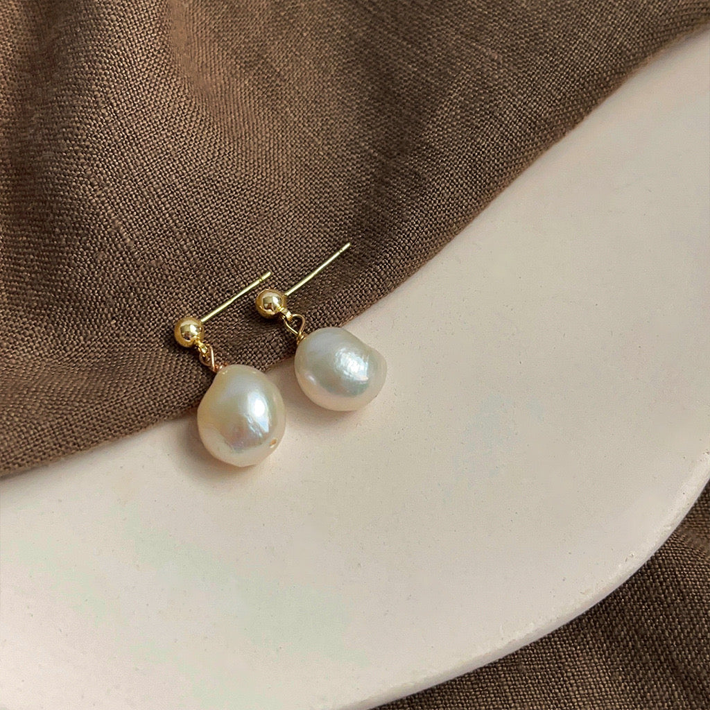 Freshwater Pearl Earrings – Bold Teardrop